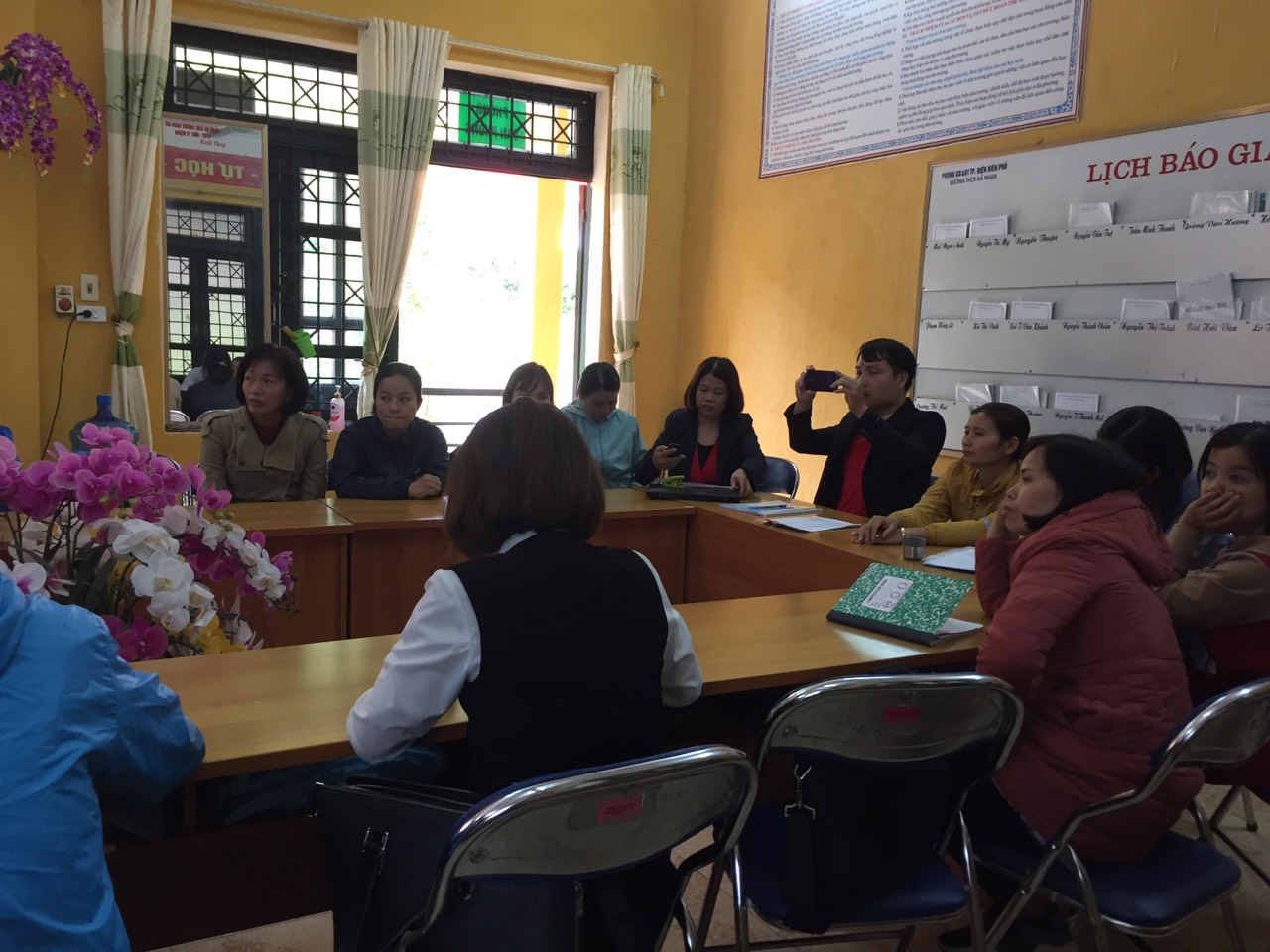 Trường THCS xã Nà Nhạn tọa đàm kỷ niệm 90 năm  ngày thành lập Hội liên hiệp phụ nữ Việt Nam