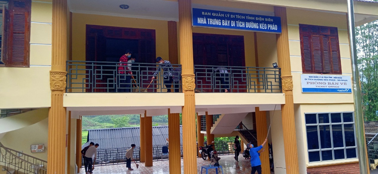 Đoàn TNCSHCM trường THCS xã Nà Nhạn ra quân dọn vệ sinh môi trường và chăm sóc di tích lịch sử tại địa phương.