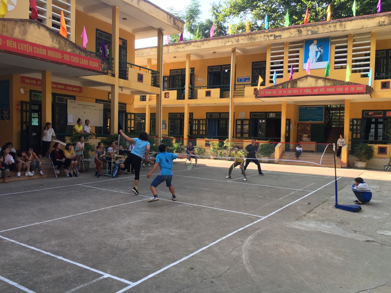 Giải cầu lông kỷ niệm 92 năm  ngày thành lập Hội Liên  hiệp Phụ nữ Việt Nam của trường THCS xã Nà Nhạn