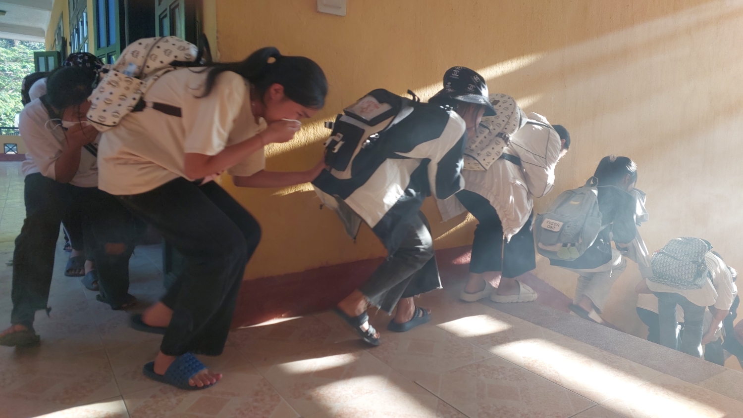 Tuyên truyền, trải nghiệm, thực hành phòng cháy,  chữa cháy cho giáo viên, nhân viên và học sinh tại trường THCS xã Nà Nhạn