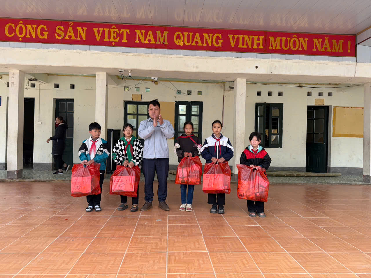 TƯNG BỪNG HOẠT ĐỘNG NGOẠI KHOÁ “HỘI CHỢ XUÂN 2025 - XUÂN HẠNH PHÚC - TẾT YÊU THƯƠNG” TẠI TRƯỜNG THCS XÃ NÀ NHẠN