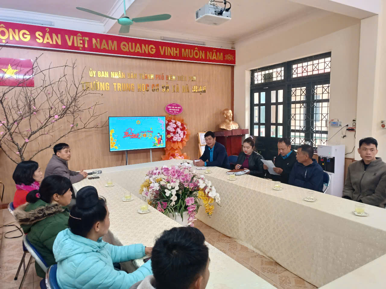 Liên đoàn lao động Thành phố Điện Biên Phủ: Trao quà Tết cho  Công đoàn viên hoàn thành xuất sắc trong lao động sản xuất và công đoàn viên có hoàn cảnh khó khăn của xã Nà Nhạn