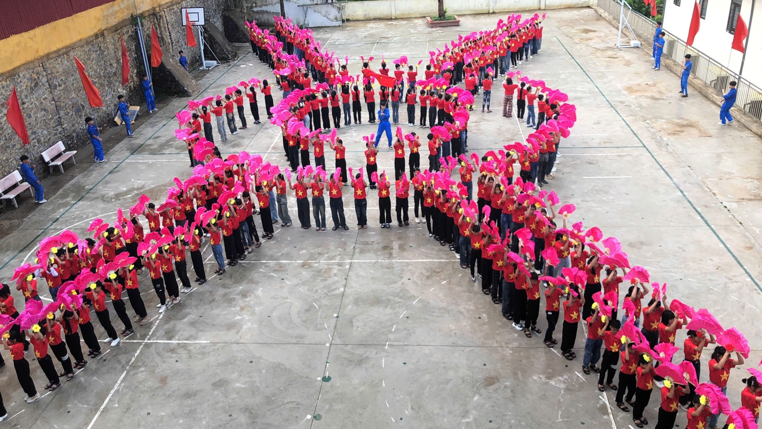 HOẠT ĐỘNG CHÀO MỪNG MỪNG 50 NĂM NGÀY GIẢI PHÓNG MIỀN NAM THỐNG NHẤT ĐẤT NƯỚC TRƯỜNG THCS XÃ NÀ NHẠN